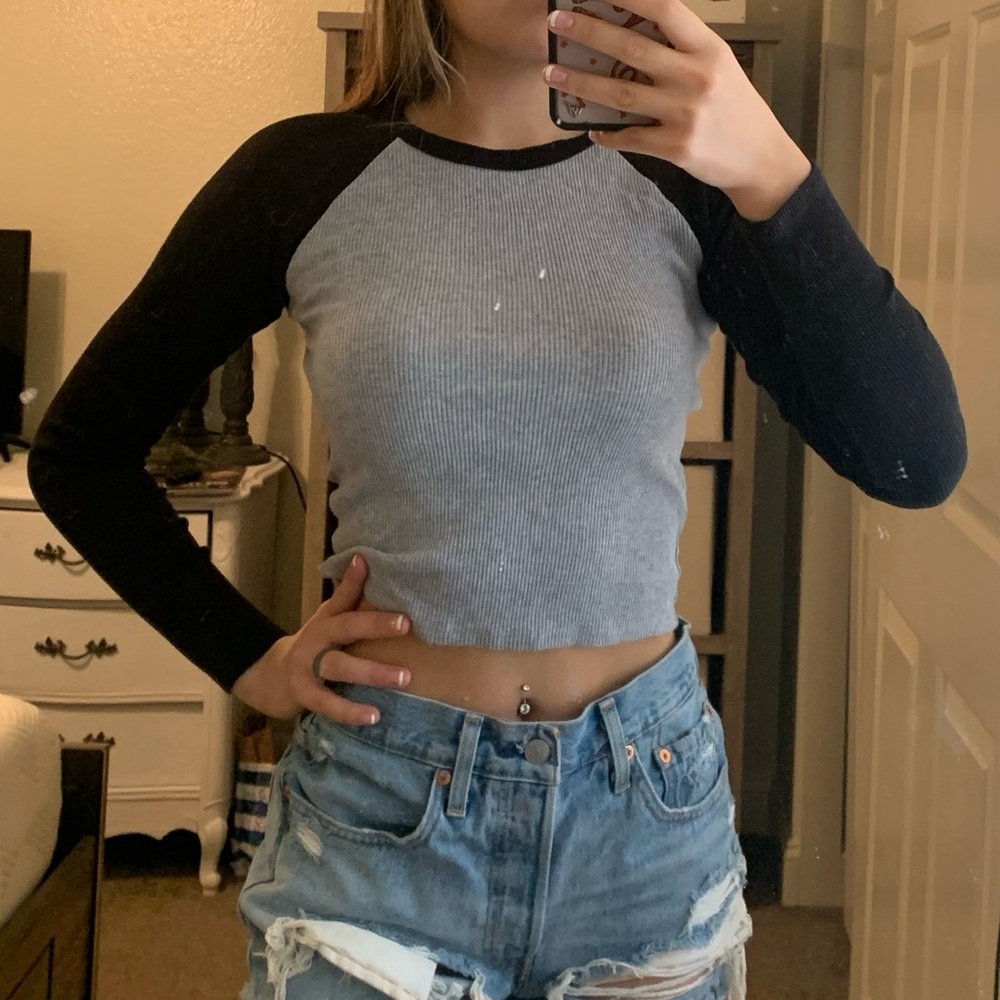 CROPPED BLACK GREY BASEBALL TEE